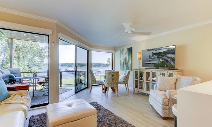 Hot Springs Condo | LAKE, CASINO, HORSE RACING, SPA & HIKING! "NO REGRETS" 1/1 LAKEFRONT CONDO!