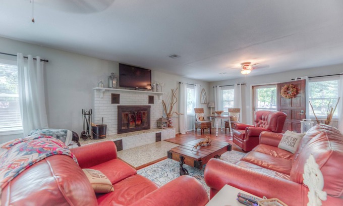 Cookson Cottage | Lake Cottage Near Chicken Creek Ramp – Pet Friendly + Boat Parking