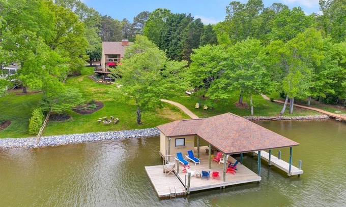 Smith Mountain Lake House | LAKE Dancing Water! Sleeps 10, Private dock!
