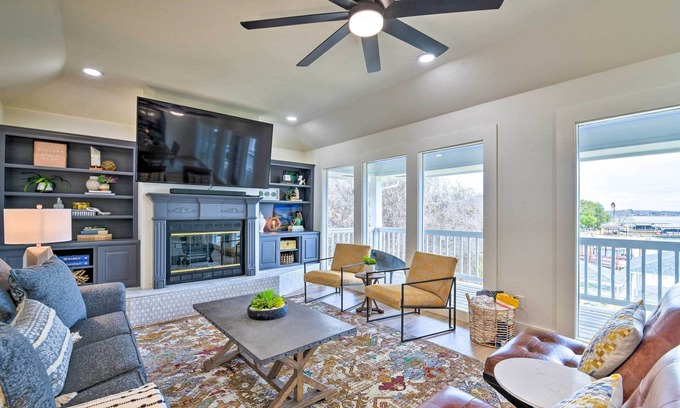 Granbury House | ‘Lake Dayz’ Granbury Retreat w/Private Dock!