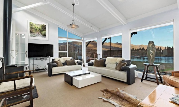 Queenstown City Centre House | Lake Edge Home With Stunning Views & Walk To Town