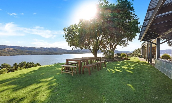 Mansfield House | Lake Eildon Retreat - Breathtaking Views - Sleeps 12