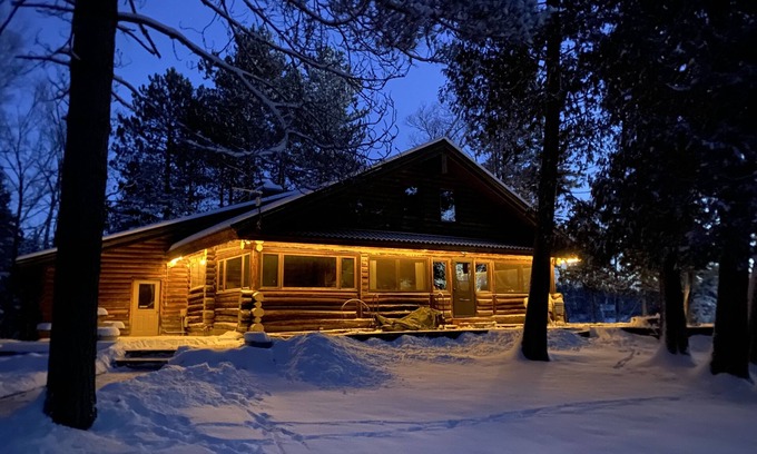 Duluth House | LAKE FRONT Beautiful Secluded Log Lodge Dog-Kid Friendly Sauna Views