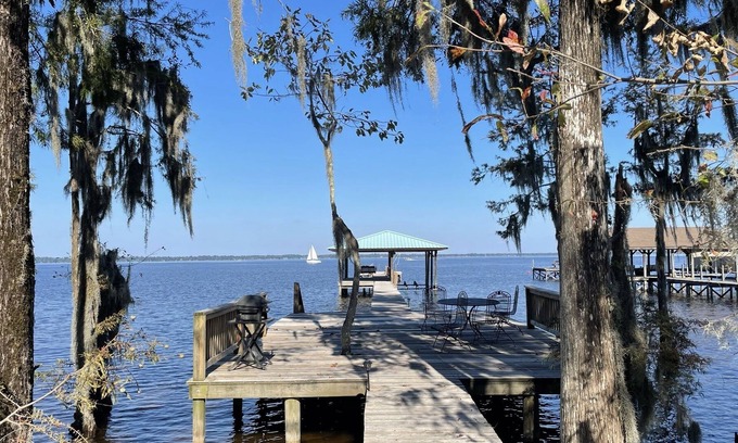 Lake Waccamaw House | Lake front home on beautiful coastal natural lake