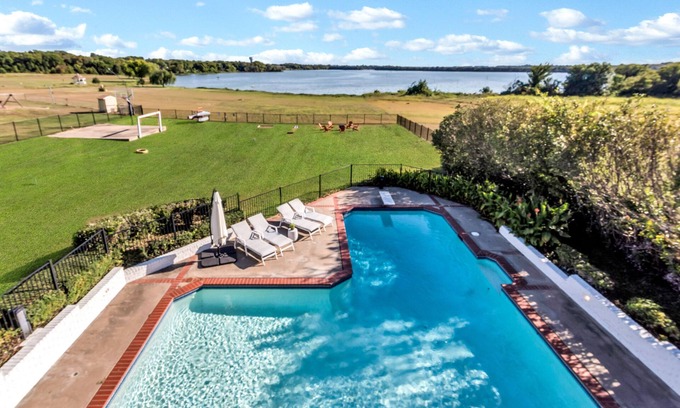 Rowlett Villa | Lake Front Villa *PrivatePool/Jacuzzi* Sleeps 16