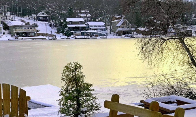 Lake Harmony House | LAKE FRONT, WIFI, Cable, House w Cottage, 2 hot tbs, pool table,secluded area