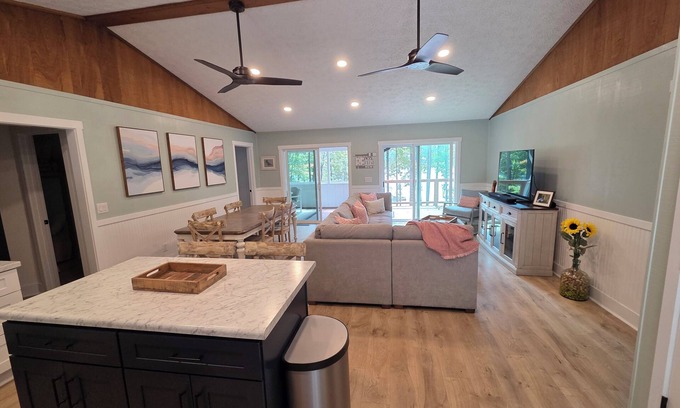 Westminster House | Lake Hartwell Retreat – Across from Jumping Rock & Close to Clemson University