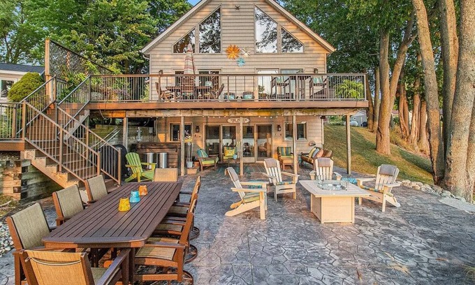 Custer House | Lake Home w/Hot Tub & Spectacular Outdoor Areas. 3 Bedroom, 3 Bath. Sleeps 8