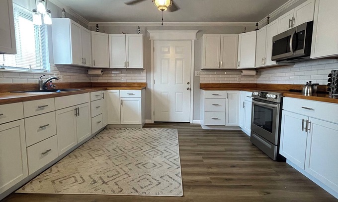 Eufaula House | Lake House Eufaulan2 Bedroom Home 1 block from Xtreme Cove Marina!