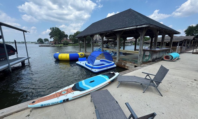 Seven Coves House | Lake House on lake Conroe 8 minutes off I45. Ready for family or business! Toys!