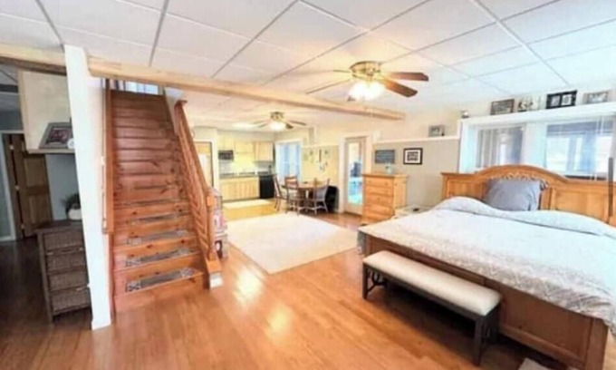 Middleton House | Lake Living, sit back and relax!