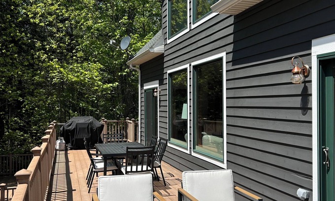 Mohawk Cabin | Lake Medora waterfront retreat 4.5 miles from Copper Harbor!