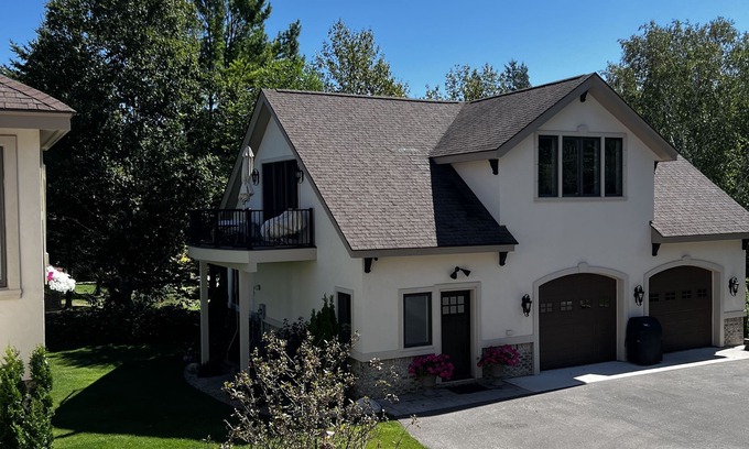 Charlevoix House | Lake Michigan View-Private Carriage House with Deck, Spacious & Quiet, 2 bedroom