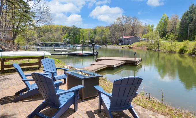 Blairsville House | Lake Nottely 4 bdrm cabin, sauna w/mtn & lake views, dock, & EV charger.