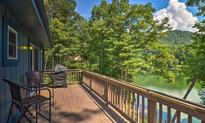 Robbinsville House | Lake Santeetlah Escape with Kayaks, Boat Slip and More