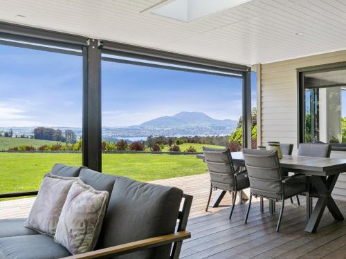 Acacia Bay House | Lake Taupō Luxury Views