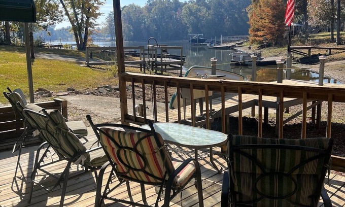 Prosperity House | Lake Time - Dock, Boat Ramp, Wi-Fi, Screened Porch, Kayaks, Dogs, Foosball