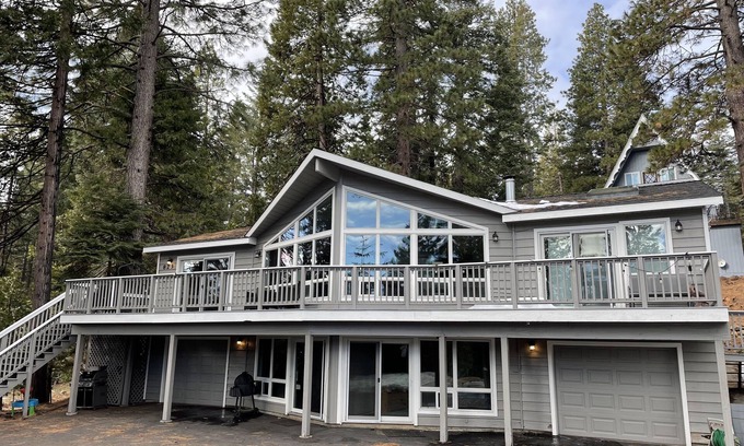 Lake Almanor Country Club House | Lake retreat for multiple families w/game room!