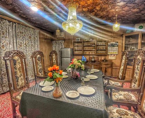 Dal Lake Hotel | Lake view group of houseboats