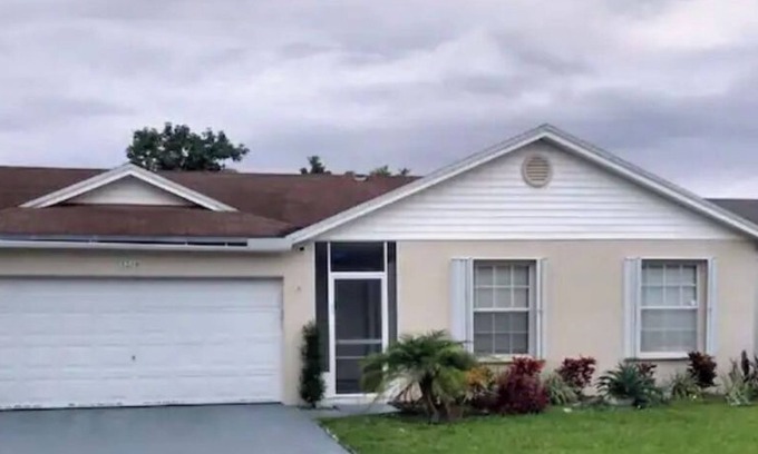 Pembroke Pines House | Lake View Home, just a few minutes away from the Hard Rock Guitar Hotel & Casino