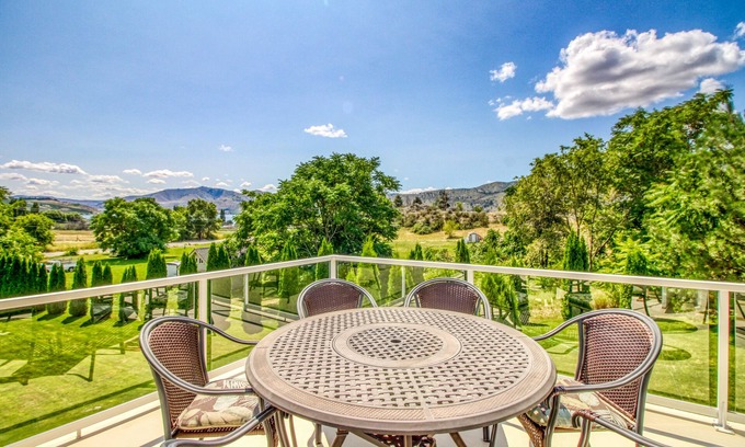 Manson House | Lake view home w/deck, huge lawn, patio & outdoor kitchen - near downtown