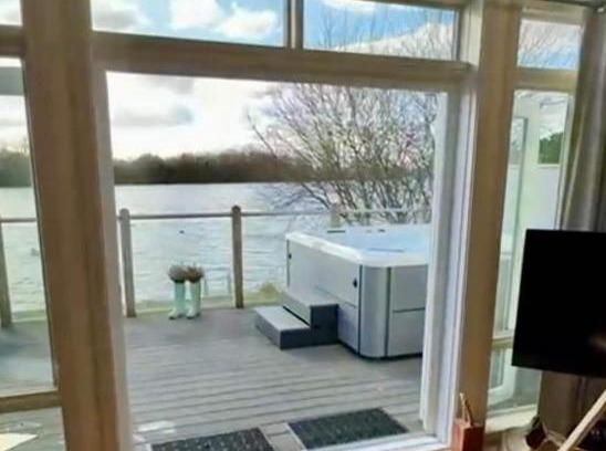 South Cerney House | Lake View Landings Cotswolds Water Park South Cerney