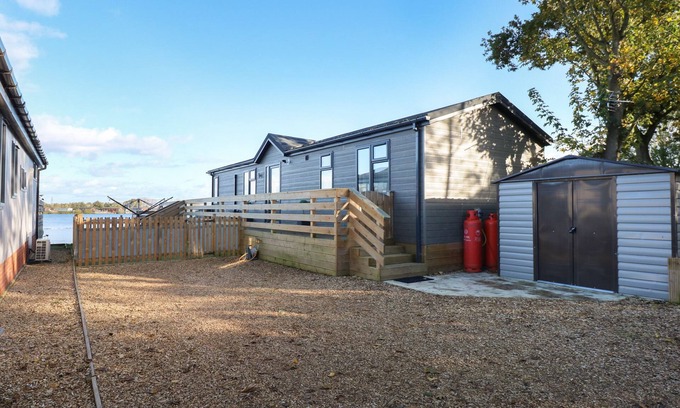 Frognall Cottage | LAKE VIEW LODGE, pet friendly, luxury holiday cottage in Tallington