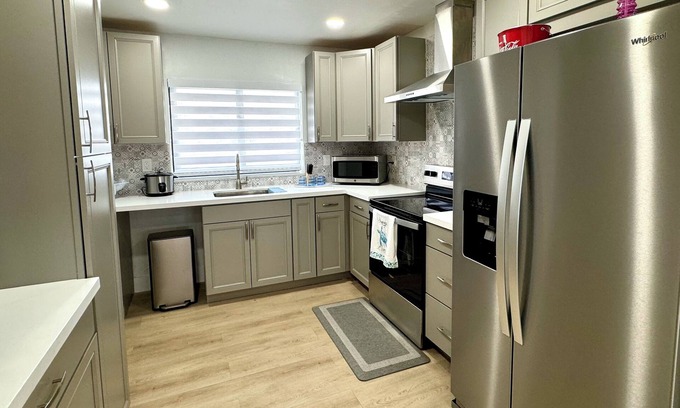 Hialeah House | Lake View Villa