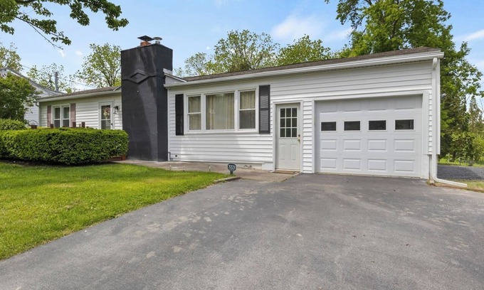 Seneca Falls House | Lake Views | Cayuga Wine Trail | Hot Tub | FLX