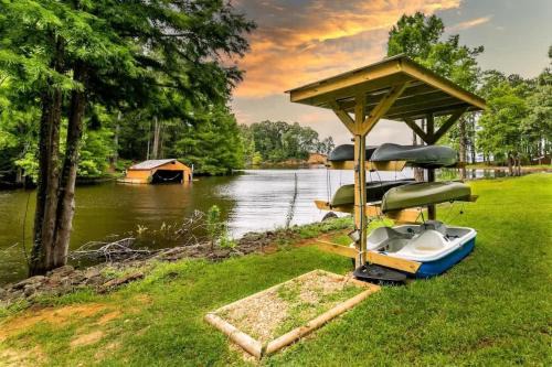 Negreet Apartment | Lakefront 3BR with Bunkhouse and Kayaks, Rowboat Included