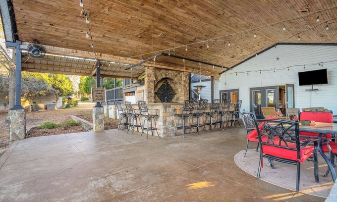 Gilbert House | Lakefront 5BR w/Jacuzzi and Grill – Sleeps 12