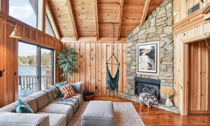 Six Mile House | Lakefront Chalet 3BDR + Boat Slip + Gameroom