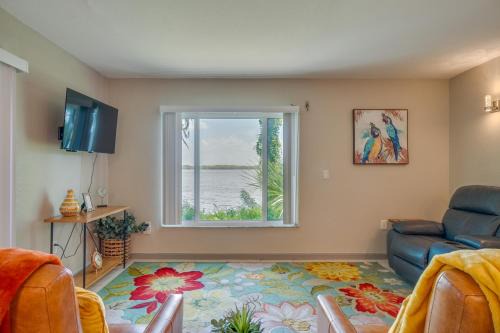 Casselberry Apartment | Lakefront Condo with Pool and Views 7 Mi to Orlando!