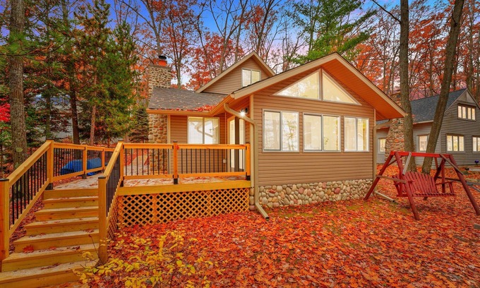 Higgins Lake House | Lakefront - Fall Colors Family Getaway with Dock!