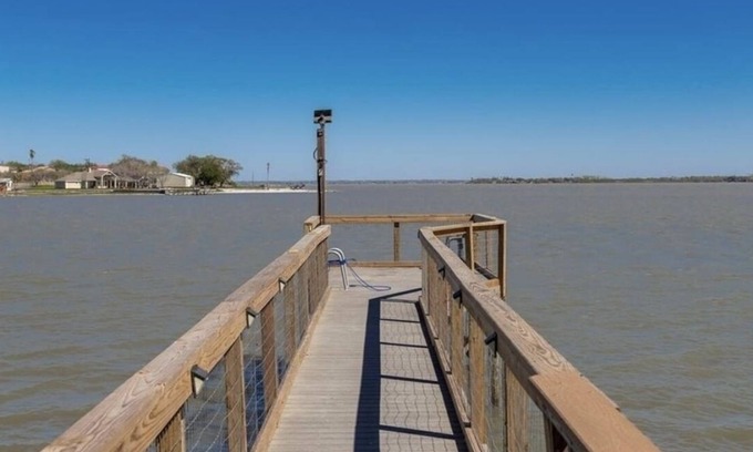 Dinero House | Lakefront Family Home