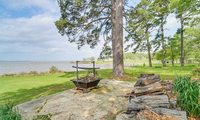 Negreet House | Lakefront Gem w/Boat Dock & Fishing Pier in Many