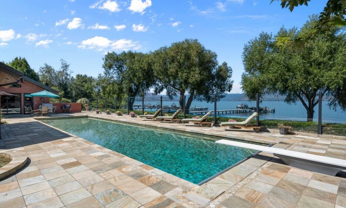 Central Okanagan House | Lakefront Grandeur: Okanagan Home With Pool & Tennis Court