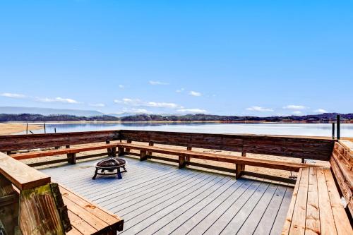 Dandridge House | Lakefront House by Staycating