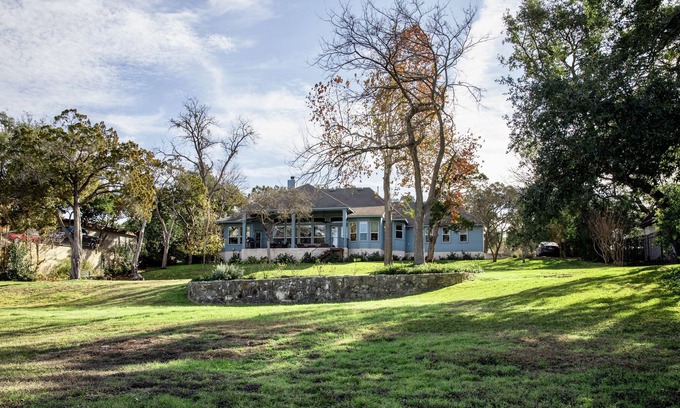Leander House | Lakefront house with boatdock and an acre of greenery!