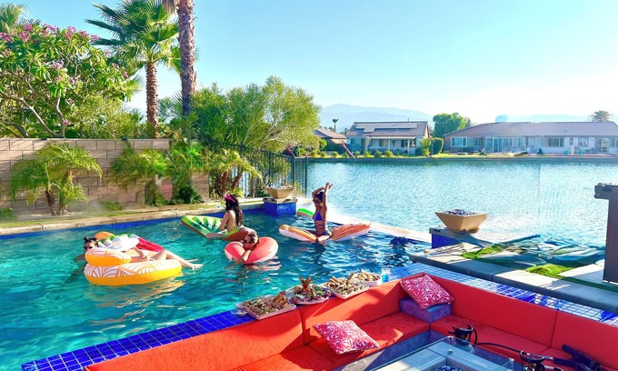 Terra Lago House | Lakefront Huge INFINITY Pool 15 min 2 Coachella Stagecoach