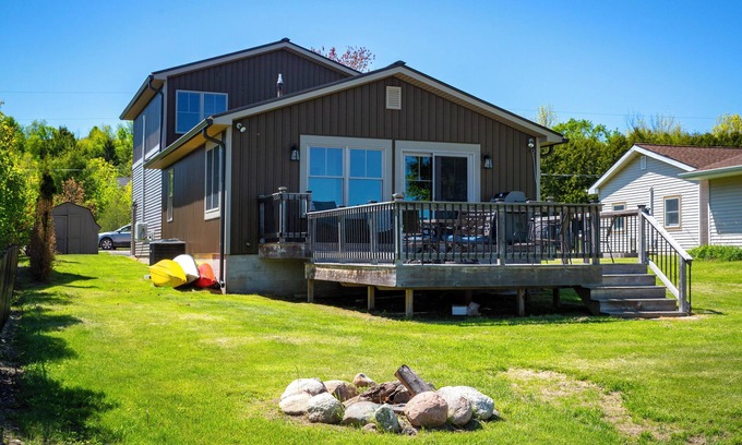 Cedar Cottage | Lakefront on beautiful Lake LeelanaunPet friendly/Dock/4 bedroms