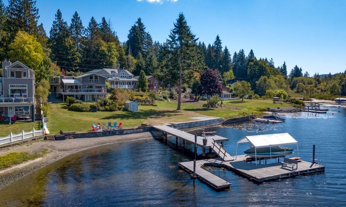 Bellingham House | Lakefront Paradise: Private Beach, Water Sports, Stunning Sunsets, Sleeps 8