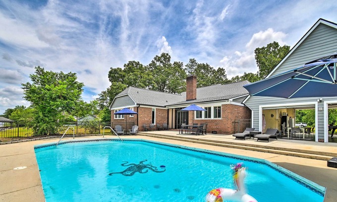 South View House | Lakefront Parkton Home: Pool & Fishing Dock!