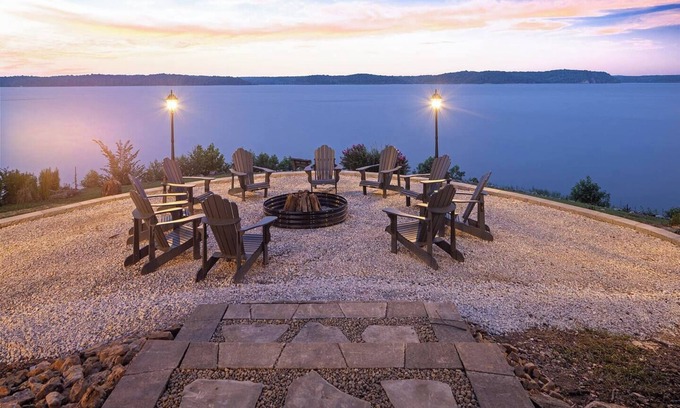 Almo House | Lakefront Retreat w/Pvt Dock, Game Room, Hot Tub, Kayaks