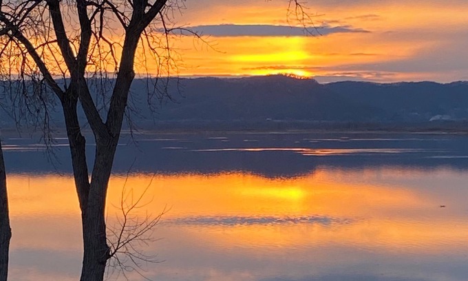 Brice Prairie Apartment | Lakefront studio. Natural setting, sunsets, kayaks, fishing dock, paved walking