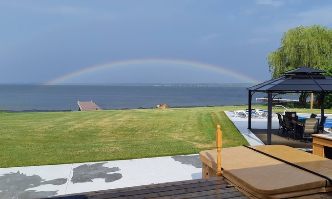 Scugog House | Lakefront with pool and hot tub