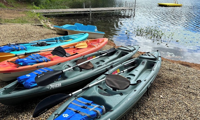 Loudon Cottage | Lakefront Year-Round Retreat with Kayaks & Dock in Concord, NH, Cozy & Modern"
