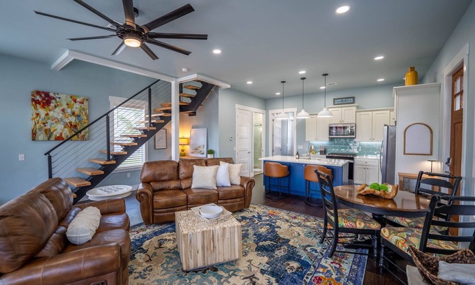 Vinita House | Lakehouse/3 bd/2bath/sleeps 10/neighborhood pool