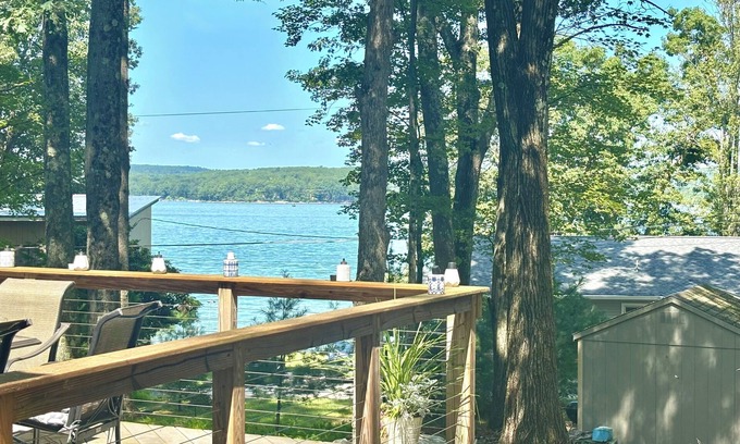 Paupack House | Lakehouse Getaway – Modern Comfort on Lake Wallenpaupack with Boat Slip