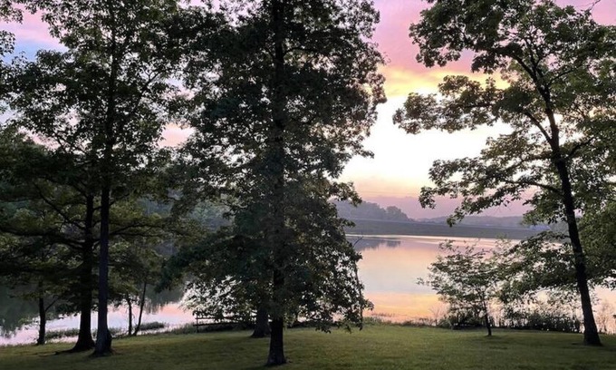 Corinth House | Lakehouse Hot Tub & Pool close to Ark Encounter